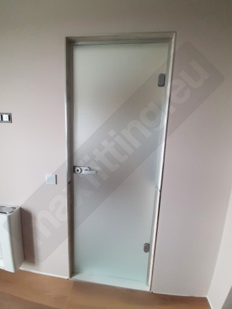 Стъклена врата за баня.